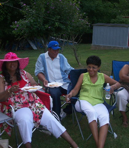 Loretta Claxton Jones, and husband Robert in from Durham, N.C, Thad's wife Naomi Roberts in from Md, Yvonne Smith Gray! Man it's hot out here!!