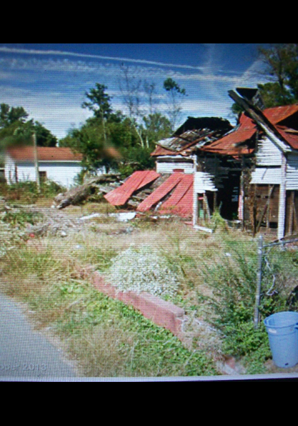 I wonder what happened to it? It looks like a fire, but it is the same house, the wall around it is red! I wonder what happened to it? It looks like a fire, but it is the same house, the wall around it is red!