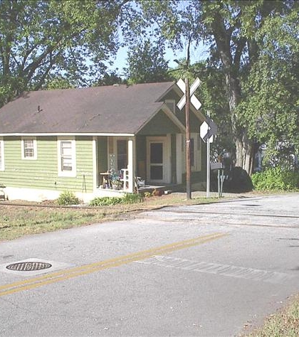 House used in the episodes "the littlest victim" & "my name is hank!" The house was yellow. House used in the episodes "the littlest victim" & "my name is hank!" The house was yellow.