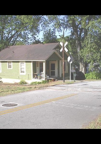 House used in the episodes "the littlest victim" & "my name is hank!" The house was yellow. House used in the episodes "the littlest victim" & "my name is hank!" The house was yellow.