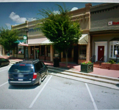 The cafe is to the left of state farm, notice the streetlamps! The cafe is to the left of state farm, notice the streetlamps!