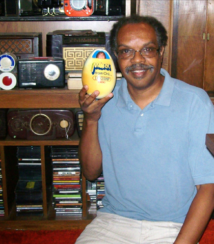 We all morn the August 2014 loss of Robin Williams! I happen to have in my radio collection the very rare Mork & Mindy egg radio!