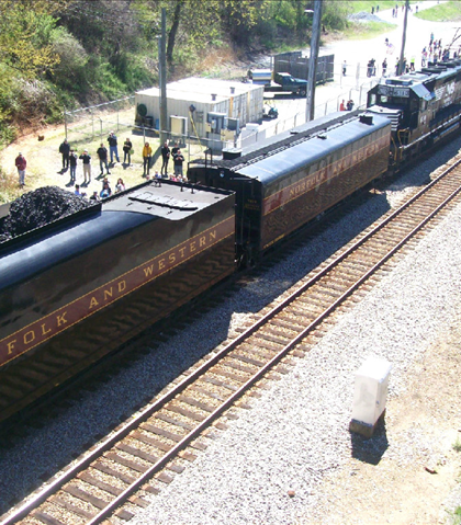 611, leaning over the 5th Street Bridge! 611, leaning over the 5th Street Bridge!