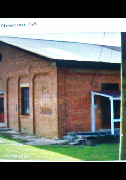 Here is the building, the railroad crossing has been abandoned! This building is located right down the road from Ed's Gas & Go in Newcomb, Ga. above! Here is the building, the railroad crossing has been abandoned! This building is located right down the road from Ed's Gas & Go in Newcomb, Ga. above!