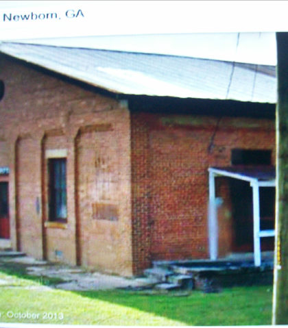 Here is the building, the railroad crossing has been abandoned! This building is located right down the road from Ed's Gas & Go in Newcomb, Ga. above! Here is the building, the railroad crossing has been abandoned! This building is located right down the road from Ed's Gas & Go in Newcomb, Ga. above!