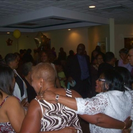 Everybody join in fellowship! Everybody join in fellowship!